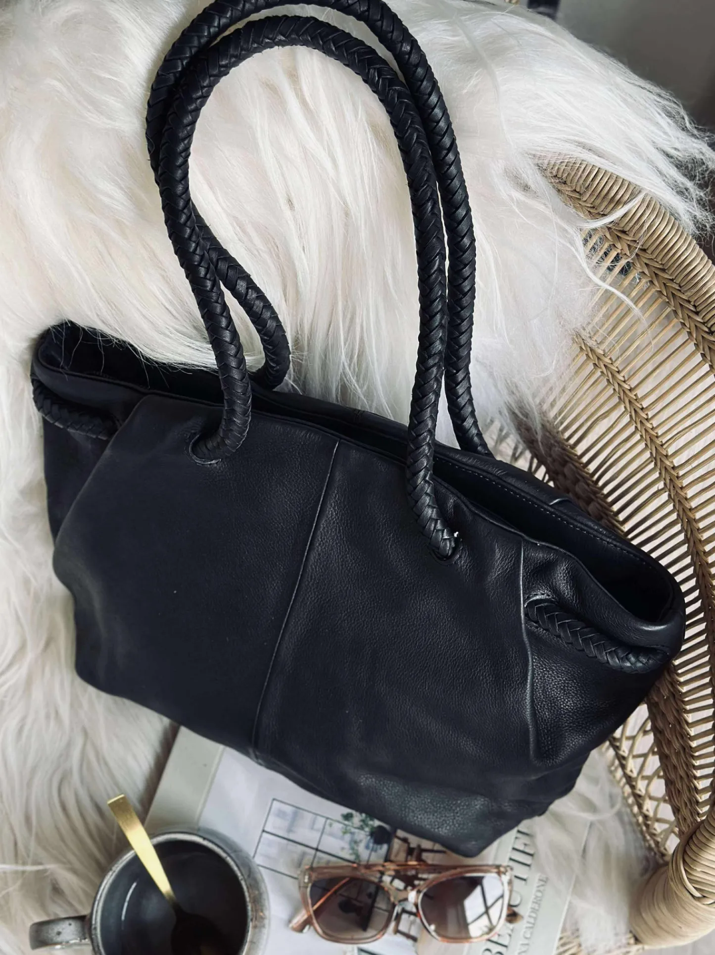 VIAMAJA Skuldertaske med smuk fletrem - Black Sale