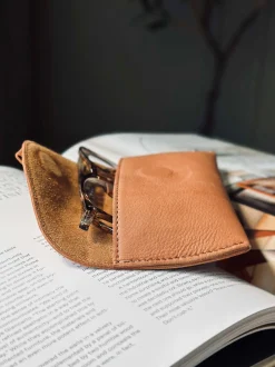 VIAMAJA Solbrilleetui - Cognac Online