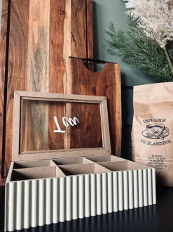 VIAMAJA Tebox med skrift – Nordic wood Hot