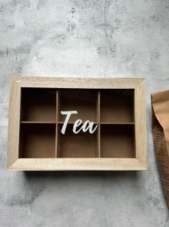 VIAMAJA Tebox med skrift – Nordic wood Hot