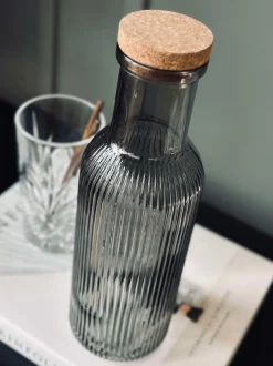 VIAMAJA Vandflaske med korkprop – Stone 1 ltr.