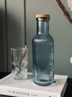 VIAMAJA Vandflaske med korkprop – Blue 1 ltr. Hot