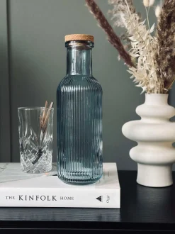 VIAMAJA Vandflaske med korkprop – Blue 1 ltr. Hot