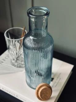 VIAMAJA Vandflaske med korkprop – Blue 1 ltr. Hot