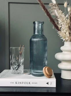 VIAMAJA Vandflaske med korkprop – Blue 1 ltr. Hot